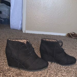Close toed wedges